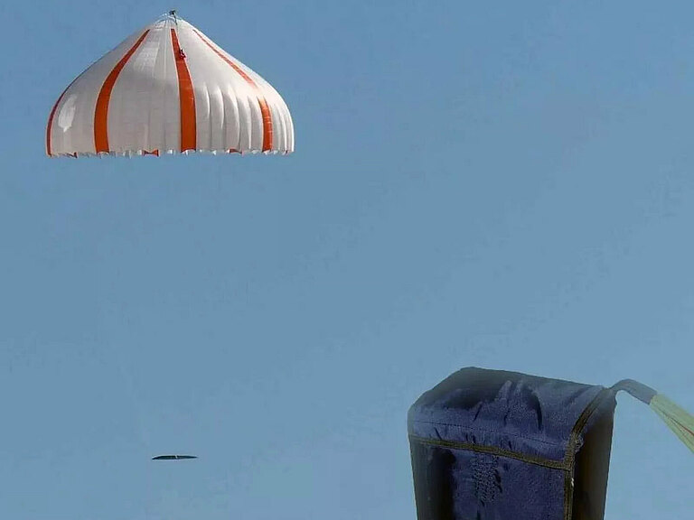 cargo-parachutes.jpg 